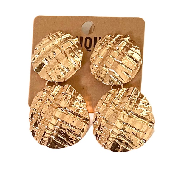 SOLD OUT 🛍🆕GOLD DISC CLIP ON EARRINGS - Picture 3 of 3